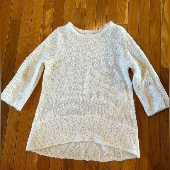 Chico’s Size 1 Medium Hi Lo Crewneck Sweater Winter White with Lace Trim. - Picture 1 of 7